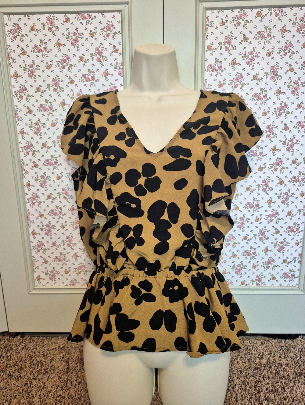 NWT Who What Wear Women’s Tan and Black Ruffle Peplum Top Size S